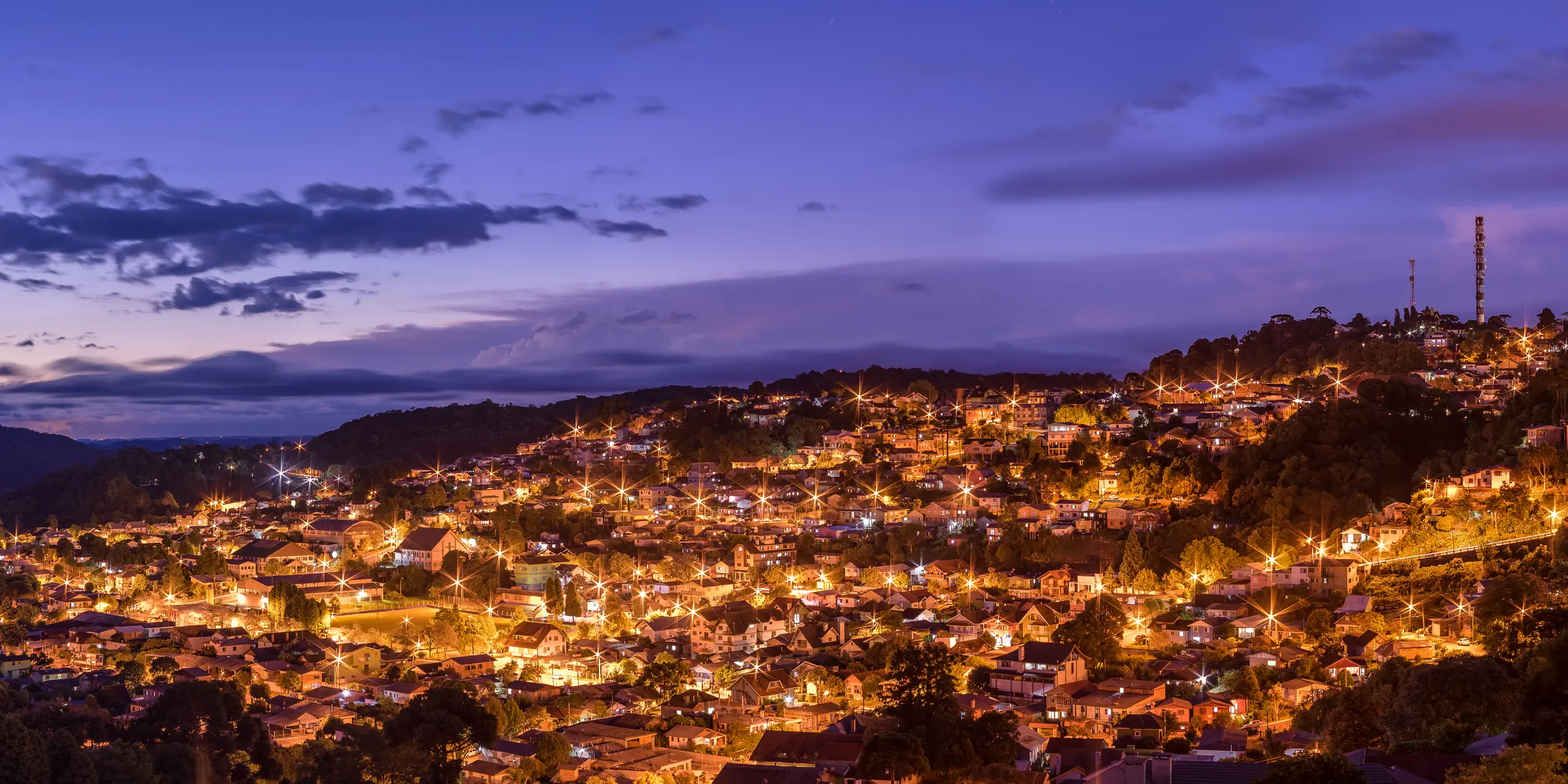 Vista panorâmica de Gramado iluminada na hora azul, na Serra Gaúcha